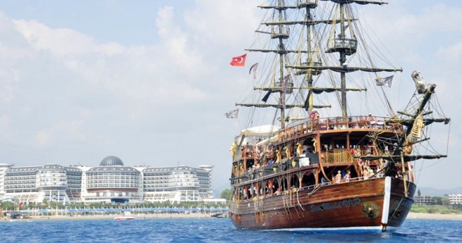Çolaklı Yunus Adası Tekne Turu | Yunusları Kovalayın ve Köpük Partisinin Tadını Çıkarın